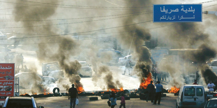  متظاهرون يحرقون الإطارات أثناء الاحتجاج على ضرائب الحكومة اللبنانية