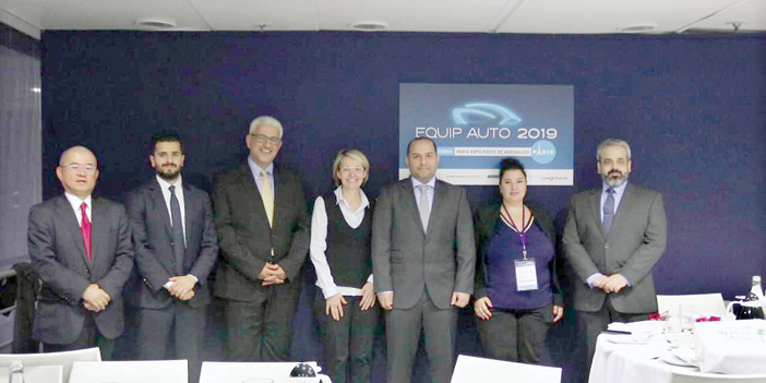  مسؤولو الهيئة مع عدد من المستثمرين في قطاع صناعة السيارات