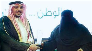 أمير منطقة القصيم يكرم رئيسة جمعية قطرة النسائية 