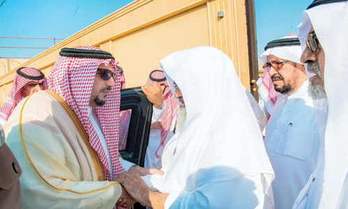  لقطتان من تعزية الأمير فيصل بن مشعل لأسرة المقبل ببريدة