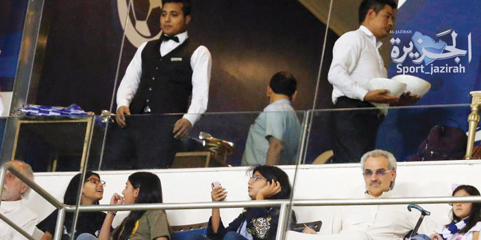  عضو شرف الهلال الأمير الوليد بن طلال مع حفيداته في ملعب المباراة