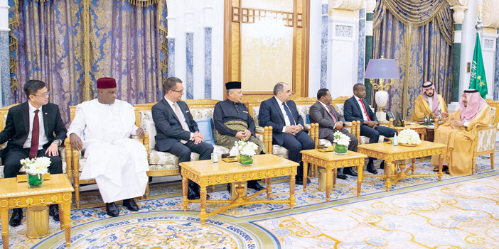 خادم الحرمين الشريفين خلال تسلُّمه أوراق اعتماد عدد من سفراء الدول الصديقة