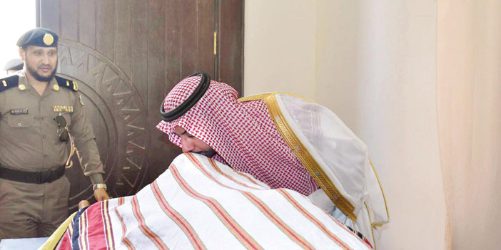  محافظ العارضة يقبِّل جثمان الشهيد