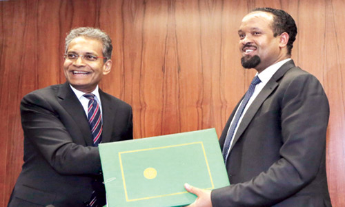  جانب من توقيع الاتفافية