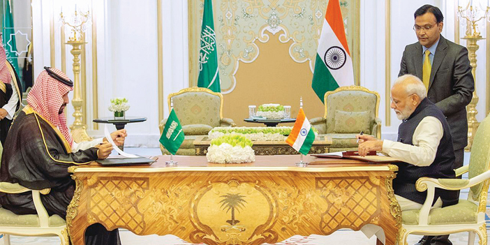  سمو ولي العهد ودولة رئيس الوزراء الهندي أثناء توقيعهما اتفاق إنشاء مجلس الشراكة الاستراتيجية
