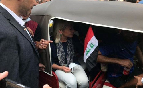 ممثلة الأمين العام للأمم المتحدة تلتقي المتظاهرين في بغداد 