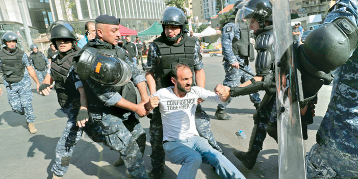  قوات الأمن اللبناني تقوم بفض التظاهرات في الشوارع
