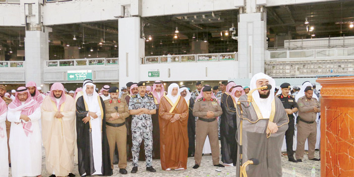  الأمير خالد الفيصل يتقدَّم المصلين في صلاة الاستسقاء