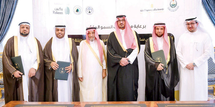  الأمير سعود بن خالد الفيصل في صورة جماعية مع مجلس الجمعية