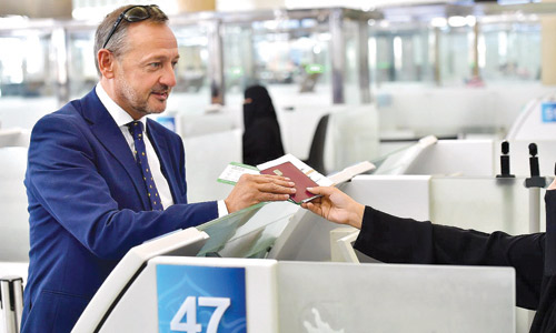  سائح ينهي اجراءات الدخول في أحد المنافذ