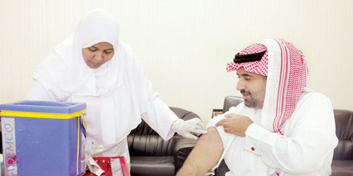  مدير المستشفى يتلقى اللقاح