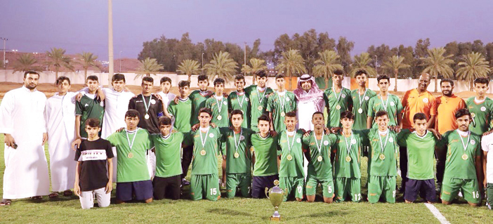  الكأس يتوسط الجهاز الفني والإداري واللاعبين