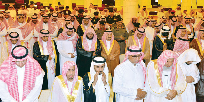 أمير منطقة الرياض يؤدي صلاة الميت على والدة الأمير خالد بن سعد 