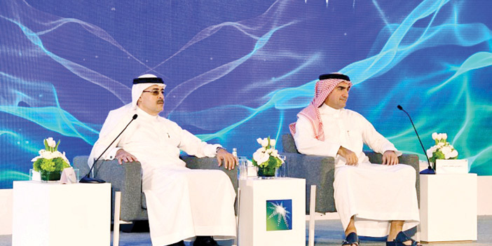 الرميان والناصر خلال الإعلان أمس عن اعتزام «أرامكو» طرح أسهمها للاكتتاب في السوق المالية
