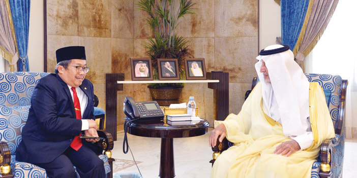  الأمير خالد الفيصل لدى استقباله هيري