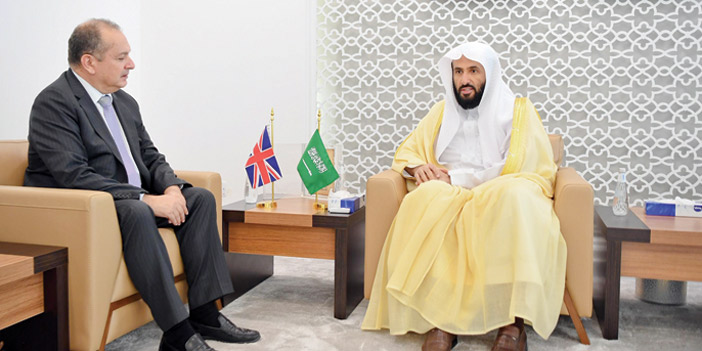  وزير العدل خلال لقائه السفير البريطاني