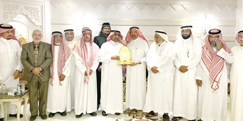  صورة جماعية خلال تقديم الدرع التذكاري