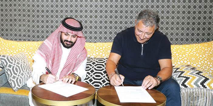  جانب من التوقيع