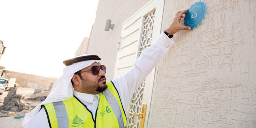 أول مواطنة سعودية تتسلم وثيقة «جودة البناء» من برنامج «البناء المستدام» 