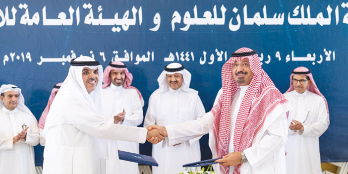  الأمير سلطان بن سلمان خلال رعايته توقيع الاتفاقية