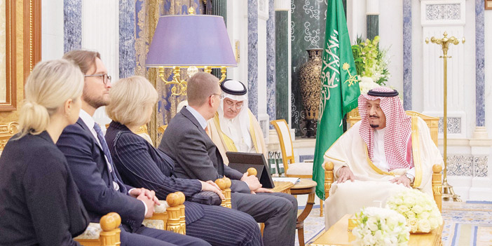  خادم الحرمين الشريفين خلال استقباله وزير خارجية لاتفيا