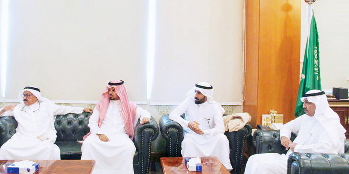  من اجتماع المحافظ مع مدير فرع الإسكان