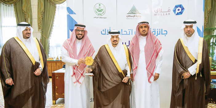  الأمير فيصل بن بندر يسلّم جائزة «أفضل اتحادات مُلّاك»