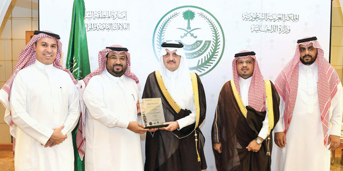  أمير المنطقة الشرقية خلال تسلمه شهادة الجودة