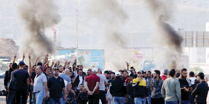  قطع طرقات واحتجاجات متواصلة في المناطق اللبنانية