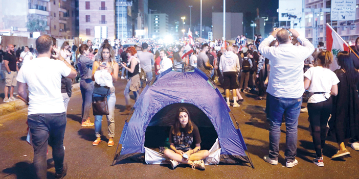 اللبنانيون يقطعون الطرق الرئيسية مجدداً 