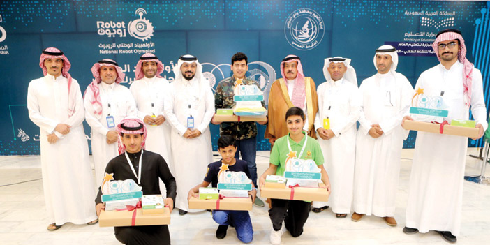 لقطة جماعية للمحافظ مع الطلاب الفائزين