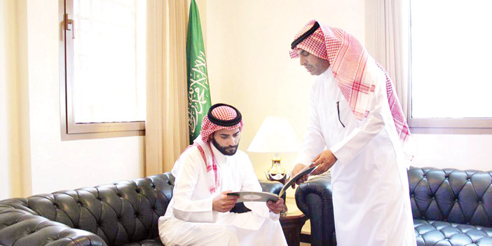  سموه خلال الجولة التفقدية على  أقسام السفارة