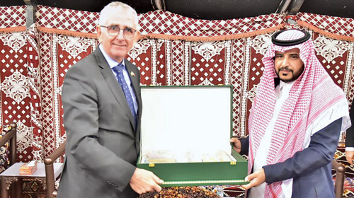  العنزي اثناء تقديم هدية لسفير الدنمارك