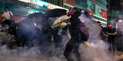 استمرار الاحتجاجات في هونغ كونغ والتهجم على وزيرة في لندن 