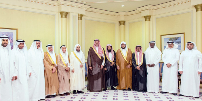  صورة جماعية لمنسوبي الجمعية مع الأمير