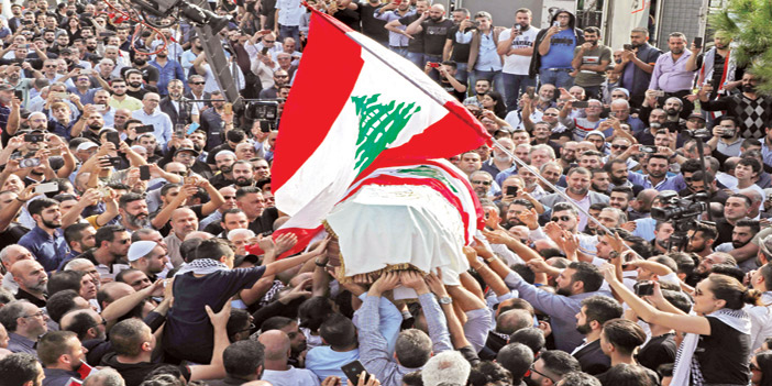  اللبنانيون يشيعون أحد المتظاهرين في ظل استمرار احتجاجاتهم