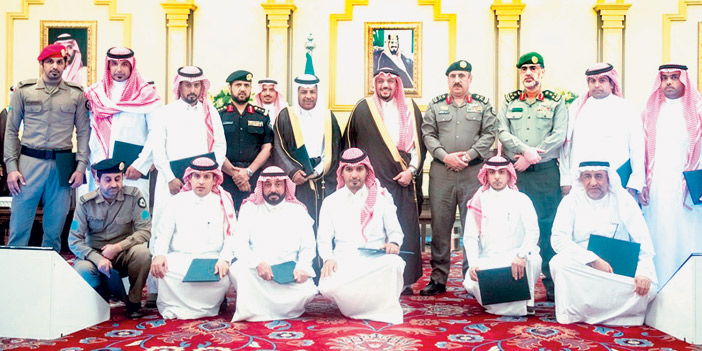  لقطة جماعية للمكرّمين مسؤولي الجهات أعضاء لجنة السعودة مع سموه