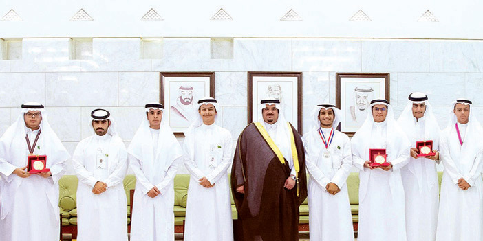  نائب أمير المنطقة مستقبلاً مدير التعليم والطلاب الفائزين بجوائز عالمية وعربية