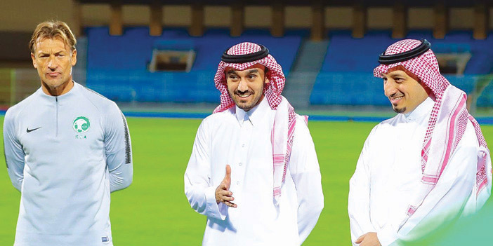  الأمير عبدالعزيز بن تركي الفيصل خلال حديثه مع لاعبي الأخضر