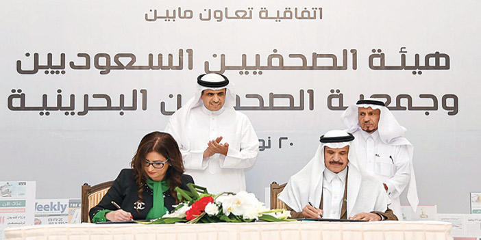  خالد المالك خلال توقيع الاتفاقية مع عهدية السيد