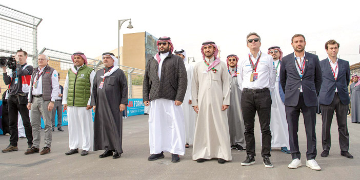  سمو ولي العهد خلال حضوره انطلاق الجولة الافتتاحية لبطولة «إيه بي بي فورمولا إي»