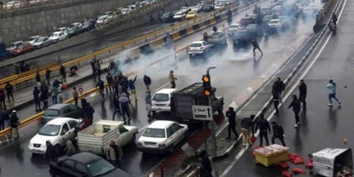 إيران تلاحق المحتجين وتعتقل 4800 متظاهر 