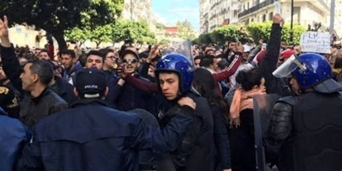 الجزائر تعتقل 30 متظاهراً ضد الانتخابات 