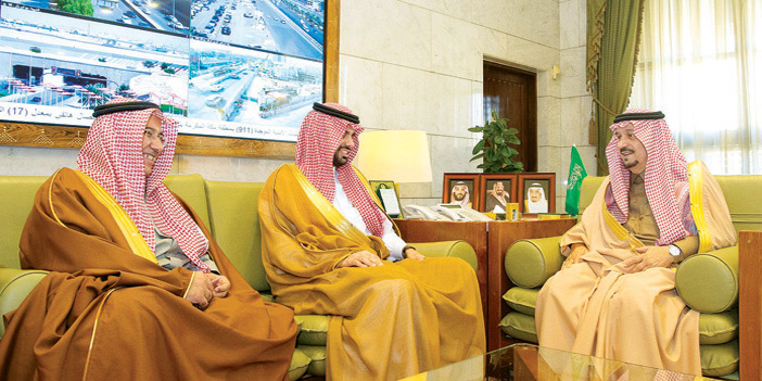  الأمير فيصل بن بندر خلال استقباله أمين منطقة الرياض المعين