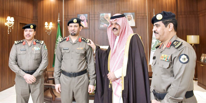  الأمير عبدالعزيز بن سعد يقلِّد العميد سعود بن محيا رتبته الجديدة