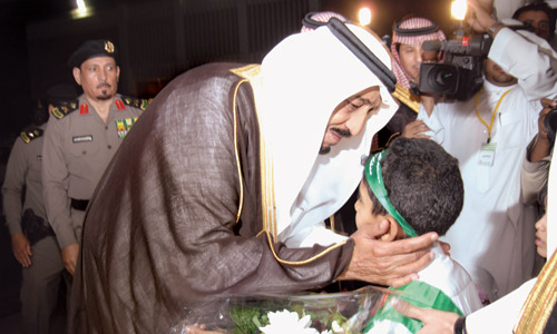  خادم الحرمين الشريفين مع أحد أبنائه الأيتام