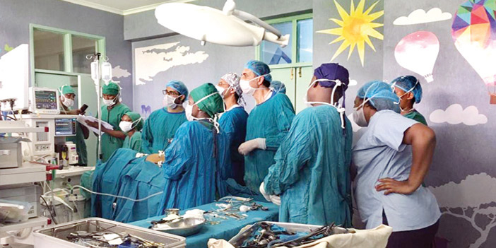  الفريق الطبي أثناء إجراء إحدى العمليات