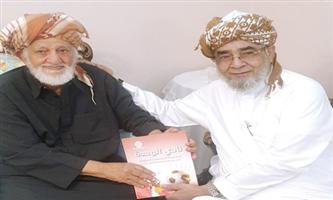 المؤرخ محمد غزالي يهدي كتابه التاريخي لابن لاعب المختلط 