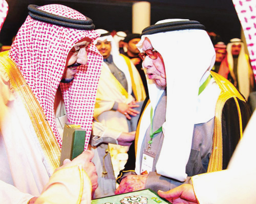  الملك خلال تكريمه «أبو مدين» بوسام الملك عبد العزيز من الدرجة الأولى