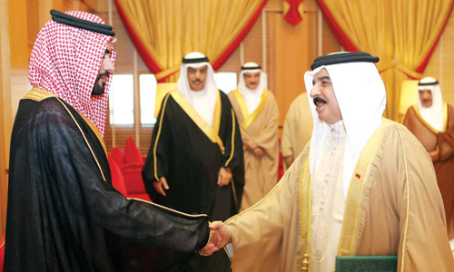  ملك البحرين خلال استقباله السفير السعودي